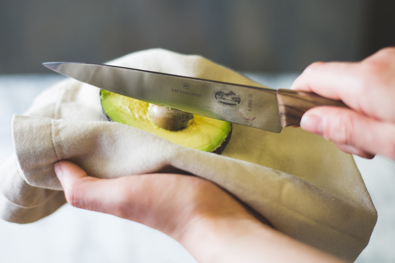 How To Easily Tell When an Avocado is Ripe - properly open an avocado